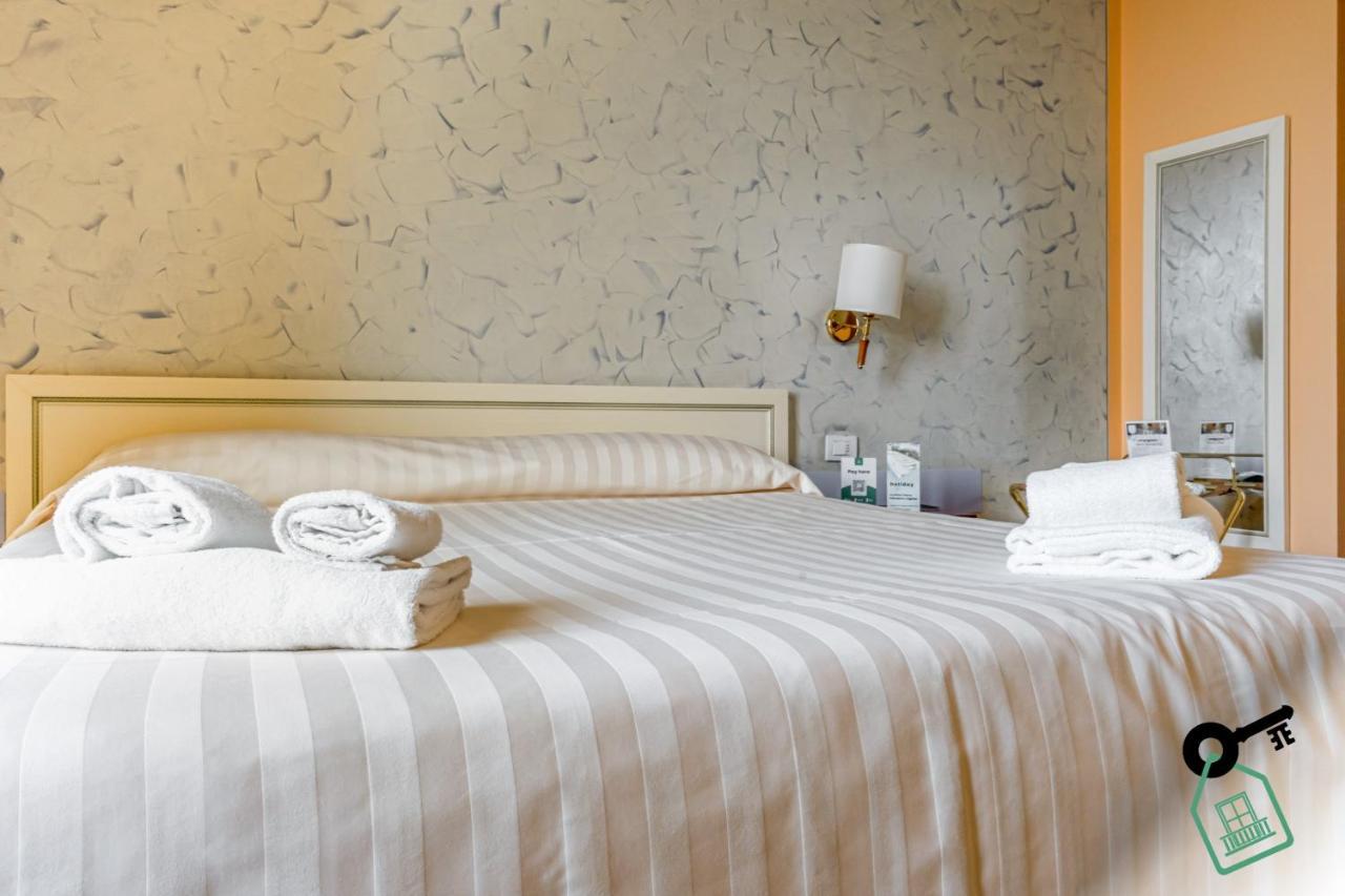 Hotel Rooms Lago Maggiore Verbania Buitenkant foto