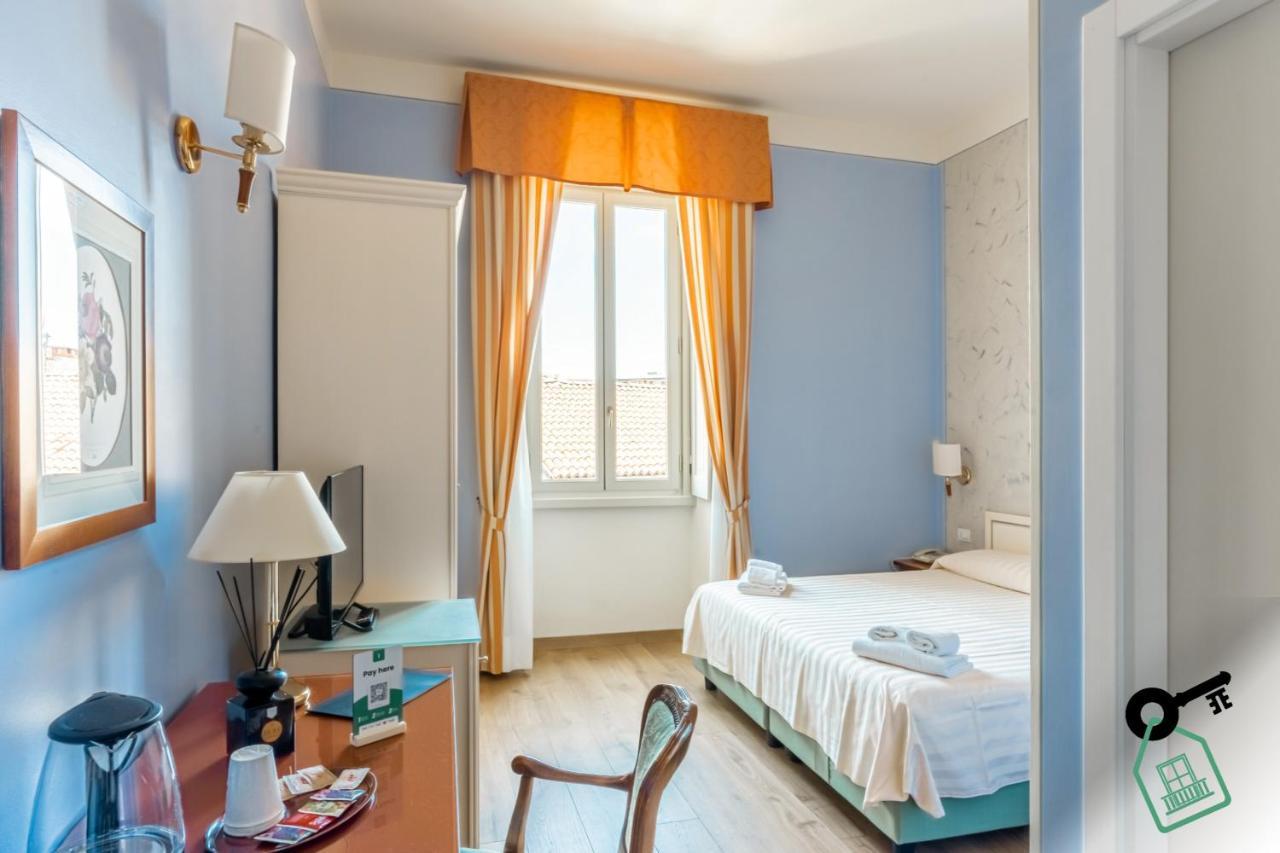 Hotel Rooms Lago Maggiore Verbania Buitenkant foto
