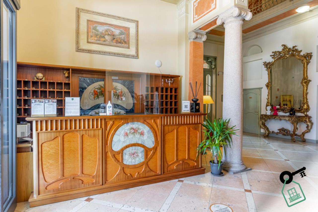 Hotel Rooms Lago Maggiore Verbania Buitenkant foto